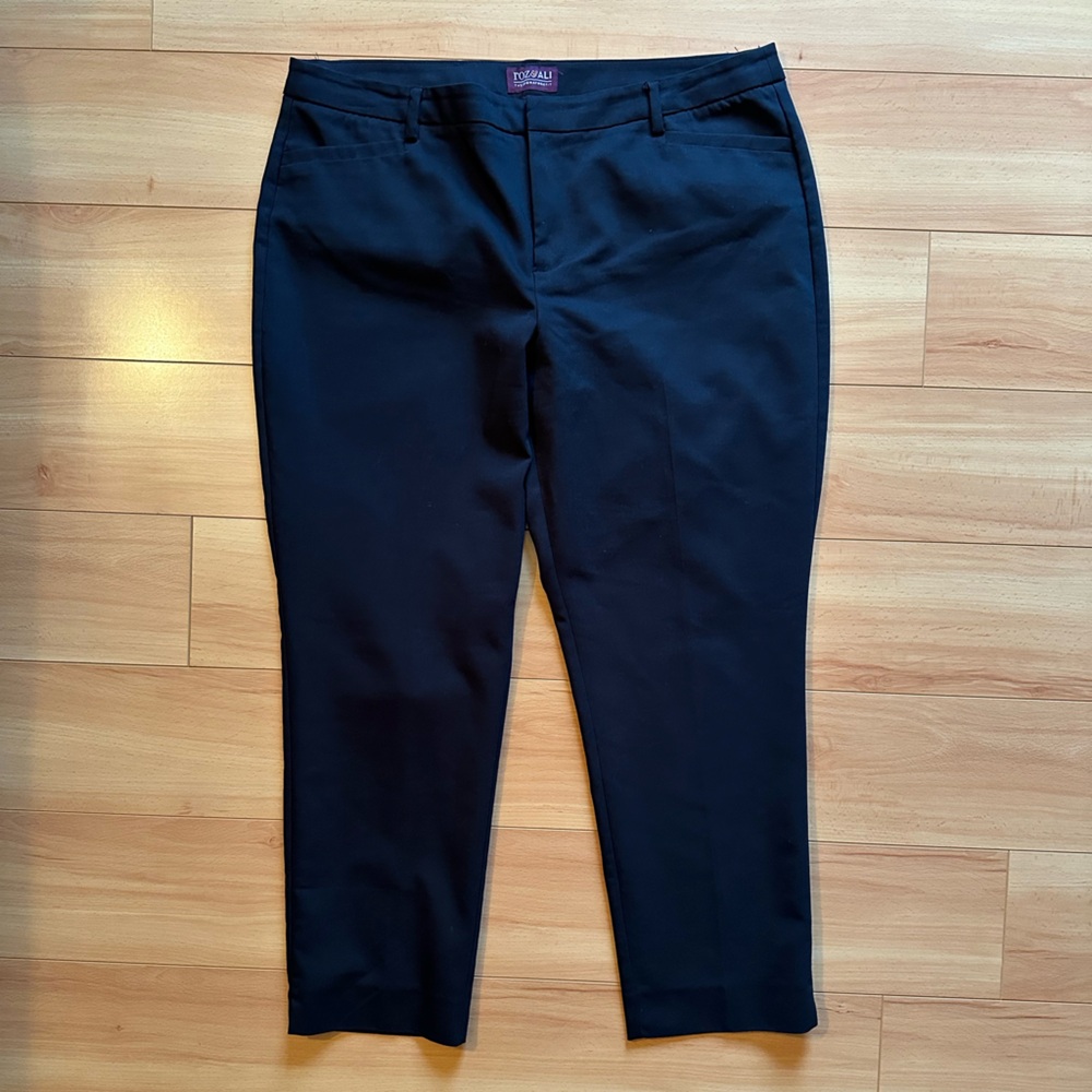 Roz & Ali Black Ankle Pants Cropped The signature fit 14 cotton flat tapered